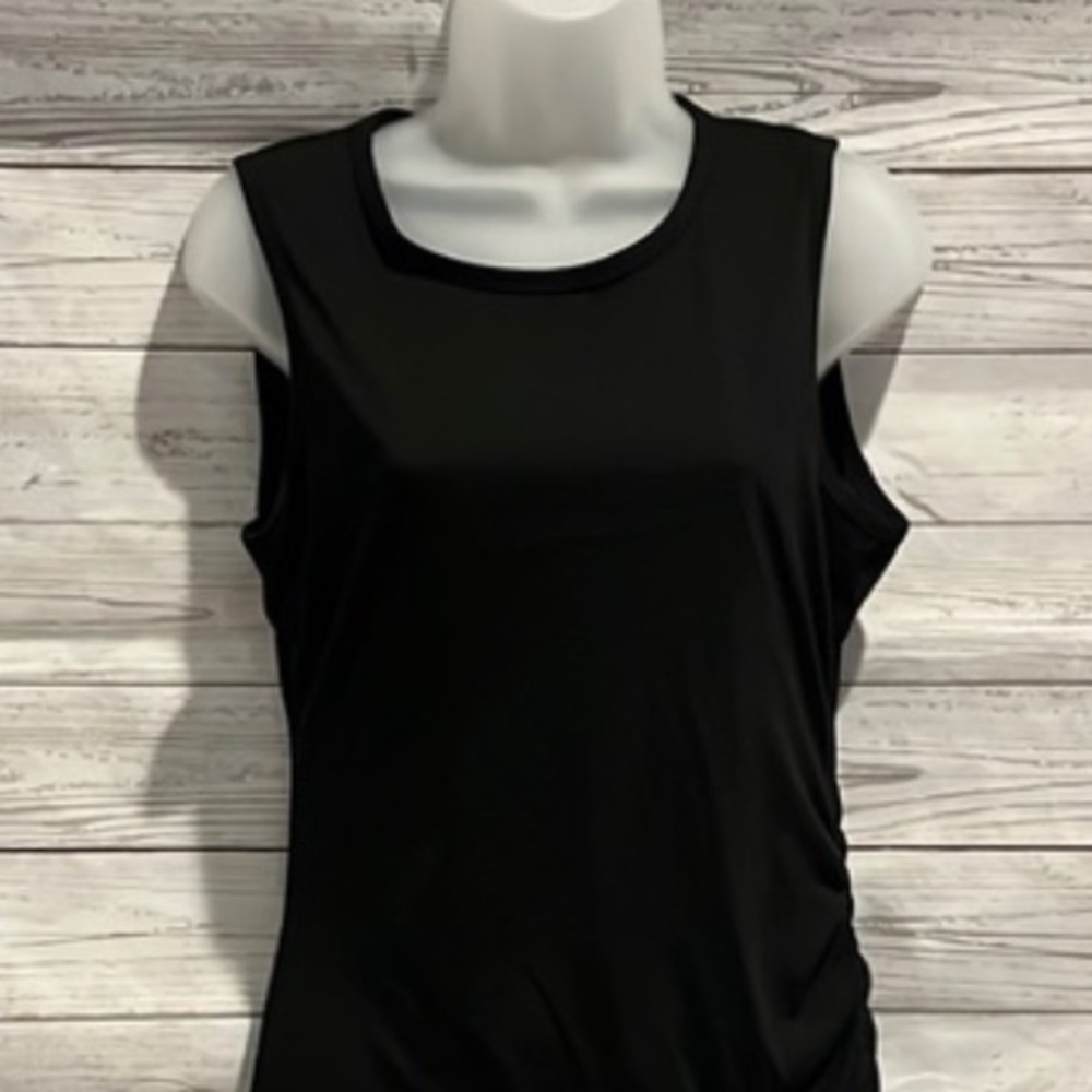 Black dress with one cinched side. Sleeveless and classic. Size M🖤